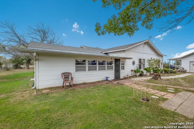 461 Highway 173 S Devine, TX 78016